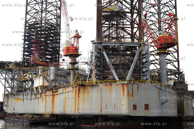 Samopodnosna platforma wiertnicza ENSCO100 przechodzi...