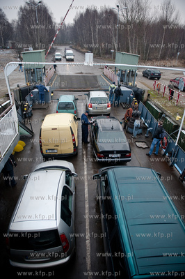 Gdansk. Platna samochodowa przeprawa promowa laczaca...