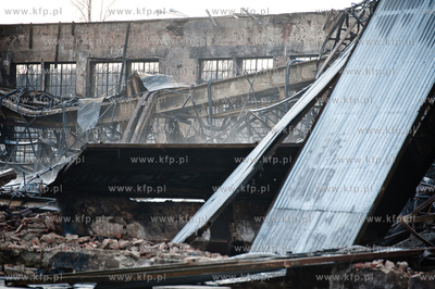 Gdansk. Dogaszanie doszczetnie spalonej hali produkcyjnej...