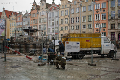 Gdansk. Dlugi Targ. Montaz odrestaurowanej misy fontanny...