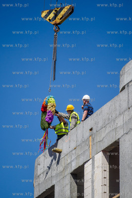 Gdynia. Uroczyste zawieszenie wiechy na nowo powstajacym...