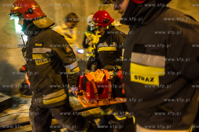 Symulowana akcja ratunkowa po zderzeniu trzech samochodow,...