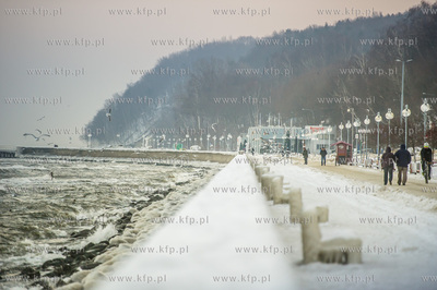 Gdynia. Zimowa, mroźna pogoda na Bulwarze Nadmorskim...