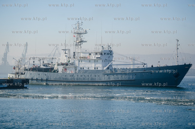 Port Wojenny w Gdyni Oksywiu. ORP Arctowski z grupą...