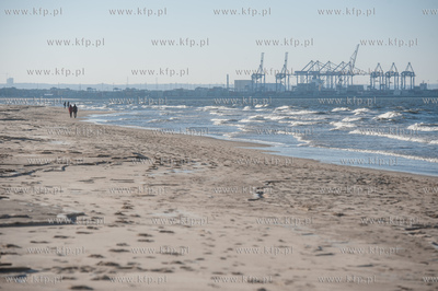 Gdańsk. Słoneczna, jednak mroźna pogoda na plaży...