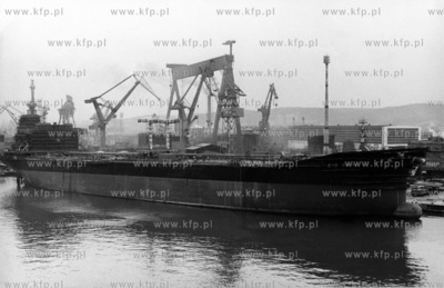 Stocznia Gdynska im. Komuny Paryskiej. Na pierwszym...