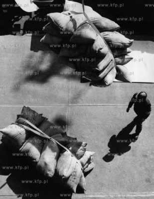 Doker w porcie gdynskim nadzoruje rozladunek drobnicy...