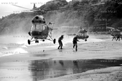 Cwiczenia komandosow na plazy w Gdyni. 29.06.1975 
7czerwiec75_z.kosycarz_p67
Fot....