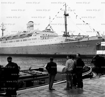 Przy nabrzezu portu gdynskiego cumuje zakupiony od...