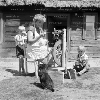 Kobieta przedzie welne na kolowrotku. 1965
0007837z
Fot....