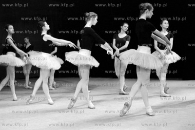 Próba do baletu Jezioro łabędzie w Sredniej Szkole...