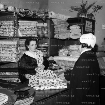 W sklepie pasmanteryjnym w Gdyni. ( lata60 )
1965
0005941z_gdynia
Fot....