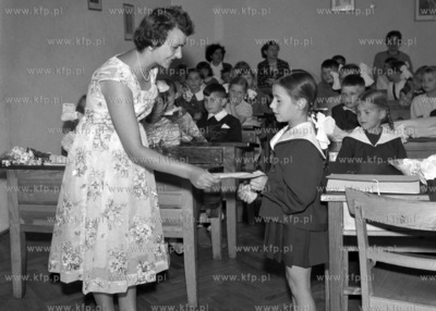 Zakończenie roku szkolengo w szkole podstawowej. (lata60)....
