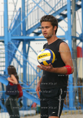Maciej Zakoscielny gra w siatkowke plazowa na plazy...