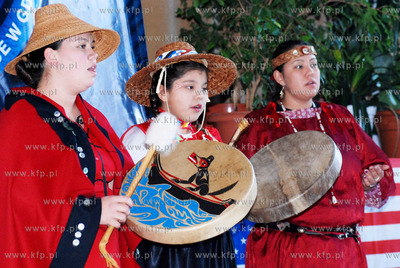 Osiemnastoosobowa grupe indian ze Stanow Zjednoczonych...