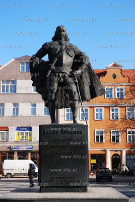 Rynek starego miasta w Wejherowie. Nz. Pomnik Jakuba...