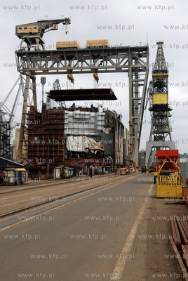 Stocznia Gdynia SA. Budowa samochodowca ro-ro Glorious...