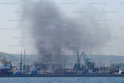 Gdynia. Pozar zbiornika z mazutem na jednym ze staktow...