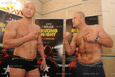 Urzad Miasta Gdyni. Konferencja prasowa i wazenie zawodnikow...