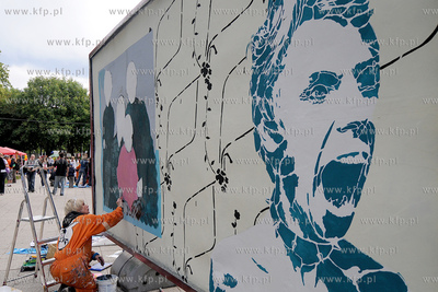 Lato zaczyna sie w Gdyni czyli Cudawianki. Nz. URBAN...