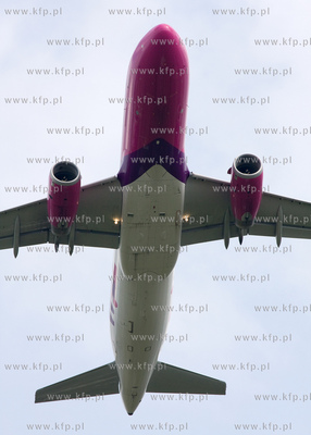 Gdansk, Rebiechowo. Nz. Airbus A320-233 linii WizzAir.
06.07.2009
fot....