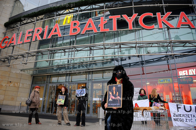 Gdansk. Wejscie do CH Galeria Baltycka. Manifestacja...