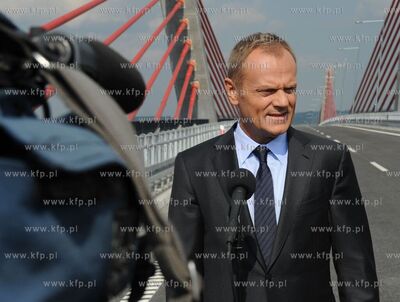 Otwarcie mostu w Kwidzynie. Nz. Premier Donald Tusk...