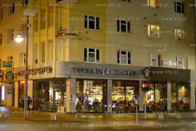 Gdynia. Centrum miasta wieczorowa pora. Nz. Kawiarnia...