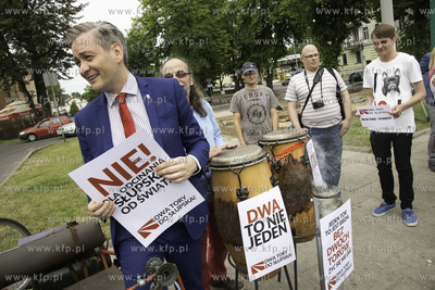 Protest mieszkancow Słupska przed dworcem PKP w sprawie...