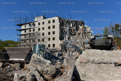 Gdynia, ul. Kielecka. Wyburzane dawnej siedziby banku...