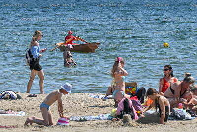 Sopot. Plaża. Upalny weekend spowodował liczne przybycie...