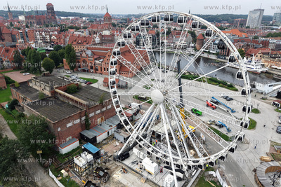 Demontaż koła widokowego Amber Sky na wyspie Ołowianka...