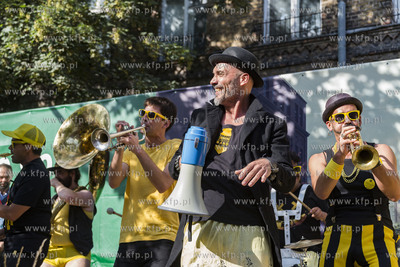 Gdańsk. Festiwal teatrów Ulicznych FETA. Always Drinking...