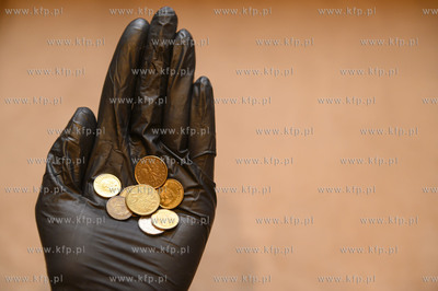 Gumowe jednorazowe rękawiczki ochronne, monety.13.03.2020...