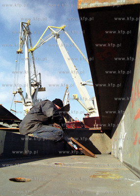 Stocznia Gdynia, spawacz przy pracy16.02.2002fot....