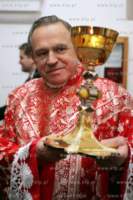 Ksiadz Pralat Henryk Jankowski z bursztynowym kielichem....