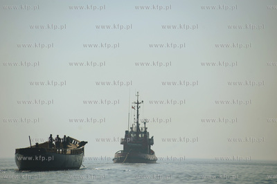 Zniszczony kadłub zaglowca Gen. Zaruski został odholowany...