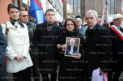 Po katastrofie lotniczej, w ktorej zginela  m.in. para...