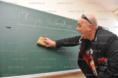Krzysztof Skiba odwiedzil Szkole Podstawowa nr 50 im....