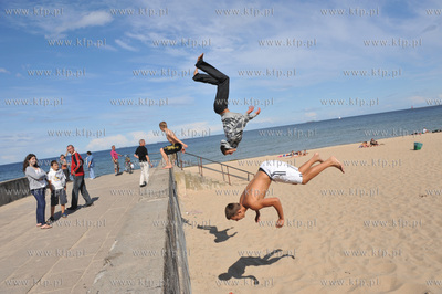 Gdansk Brzezno. Chlopcy trenuje parkour skaczac z betonowych...