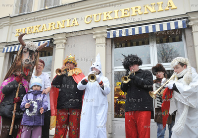 Kolednicy ze szkoly muzycznej w Leborku przed piekarnia...