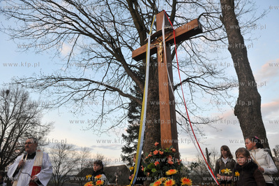 Poswiecenie nowego krzyza i nabozenstwo majowe we wsi...