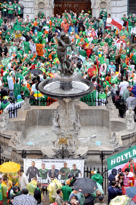 Gdansk, Dlugi Targ. Irlandzcy i hiszpanscy kibice bawia...