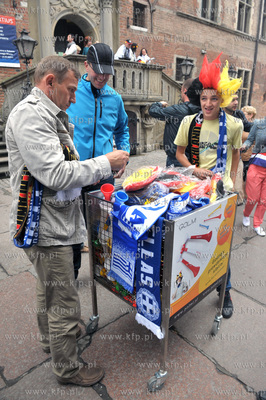 Ulica Dluga w Gdansku. Greccy kibice kupuja gadzety...