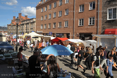Gdansk. Jarmark Swietego Dominika. Handel na ul. Weglarskiej....