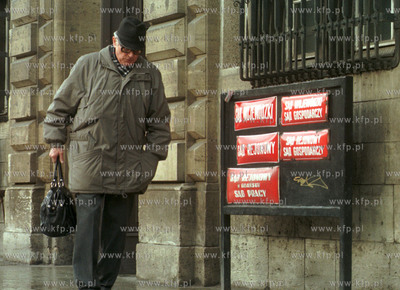Proces grudnia 70. Stanislaw Kociolek wychodzi z Sadu...