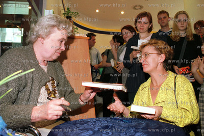 Joanna Chmielewska podpisuje swoje ksiazki w ksiegarni...