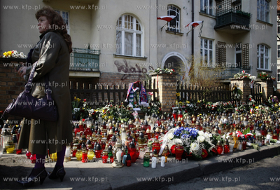 Sopot. Ul.  Armii Krajowej 55. Ludzie skladaja kwiaty...