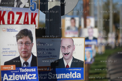 Gdynia. Wybory do sejmu i senatu. Nz. plakaty wyborcze...
