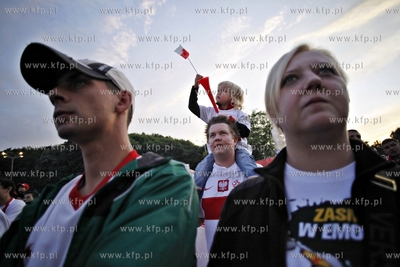 Gdansk. Mistrzostwa europy w pilce noznej. Kibice ogladaja...